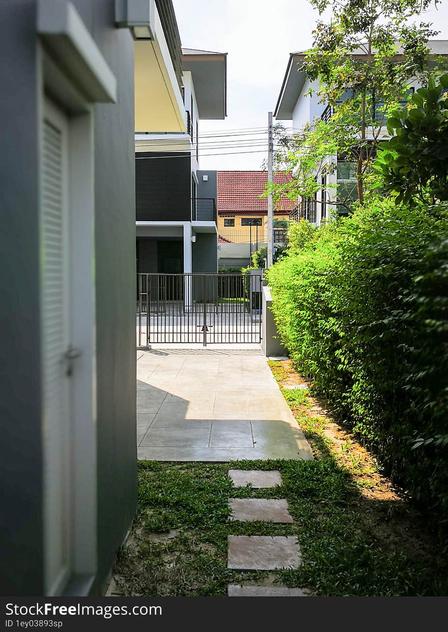 View from the side garden to the front of the house, on the side there is a beautifully decorated wrought iron