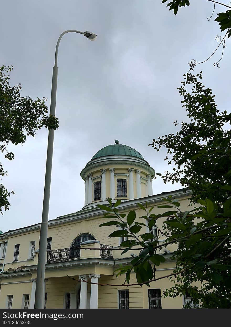 The estate of Rastorguev-Kharitonov, Yekaterinburg, Russia, with white columns and a green roof