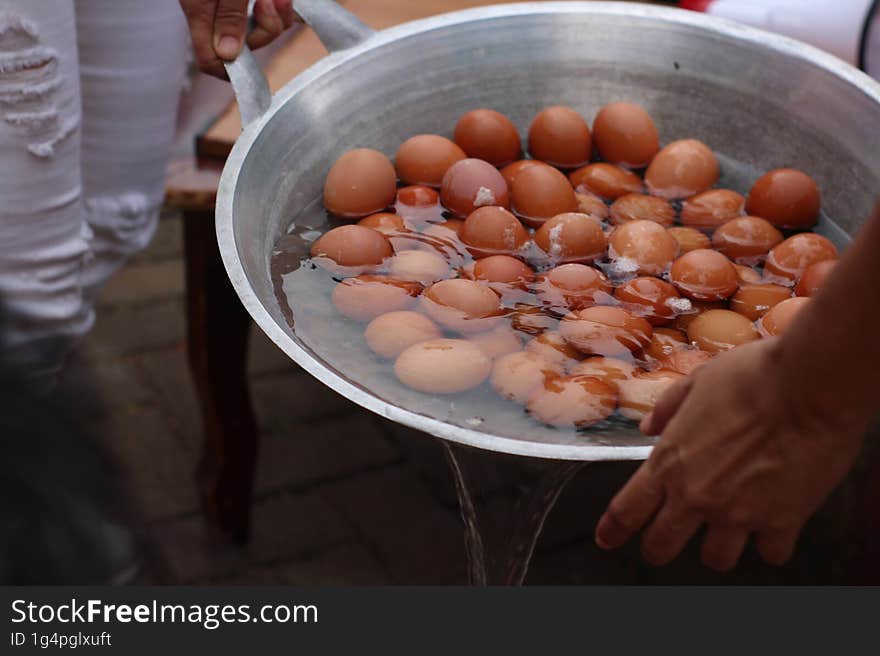 The protein in hard-boiled eggs also works alongside vitamin D to encourage bone development, as well as benefit the teeth, and even the general growth of the baby during pregnancy. Hard-boiled egg whites are healthier than some other forms. After boiling, remove the yolk to enjoy a low-cholesterol snack.