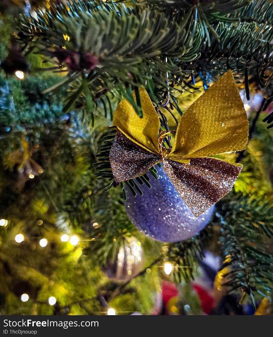 The golden bow from the Christmas tree