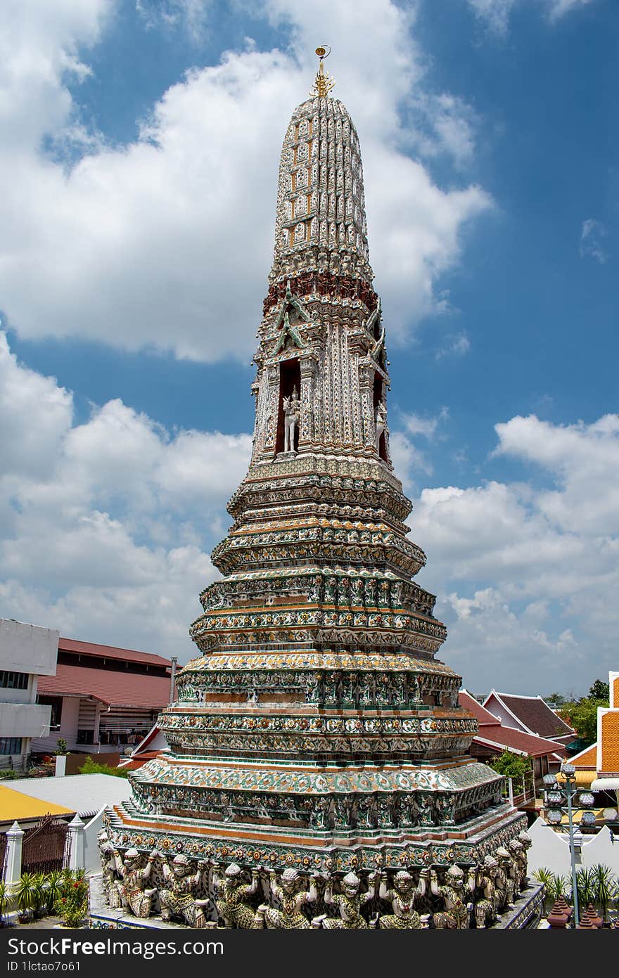 WAT ARUN   Famus temple at bangkok beside the river, area its not very big but have intresting buildings to see , also have small