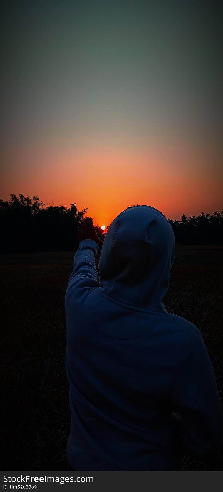 Photo of sunset, sunset photo, beautifull view, peace of mind .& x22 A young boy stands alone, mesmerized by the breathtaking sunset. Warm golden light dances across his face as he gazes out at the vibrant colors painting the sky, lost in the serenity of the moment, capturing the beauty of nature& x27 s spectacle.& x22 ..????