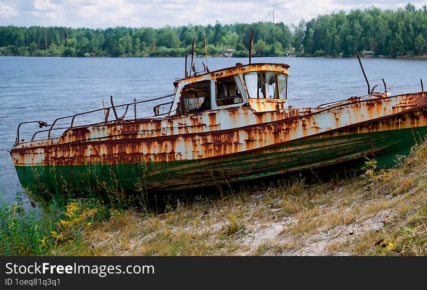 Old abandoned fishing boat on the shore. Old abandoned fishing boat on the shore.