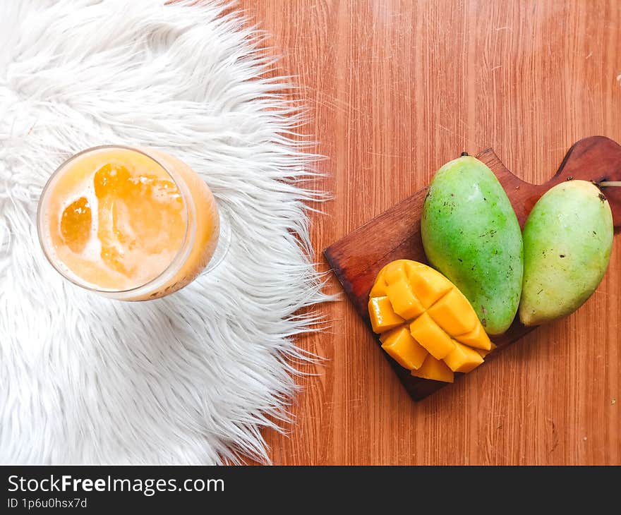 Fresh mango juice with sweet ripe mangoes.