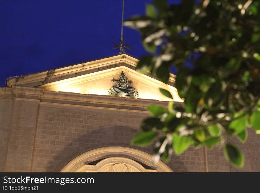 Walking the streets of Valletta with a camera