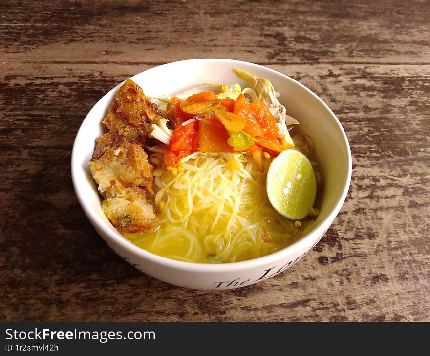 rice noodles soup with fried onion and tempe ontop