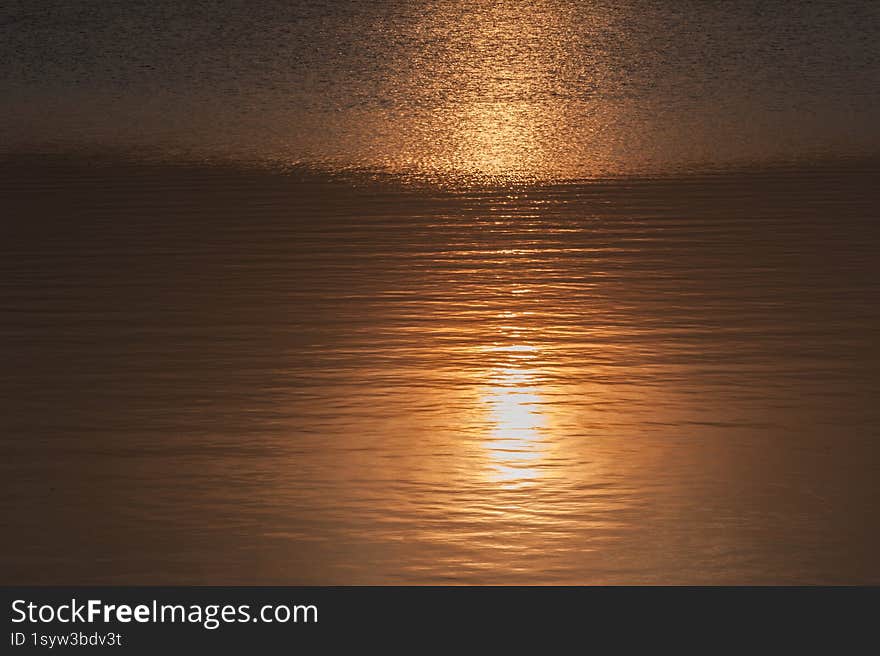 Sun reflecting in the surface of lake during sunset