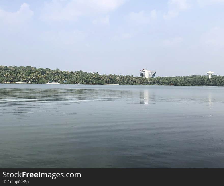 A beautiful view of the lake in a city.