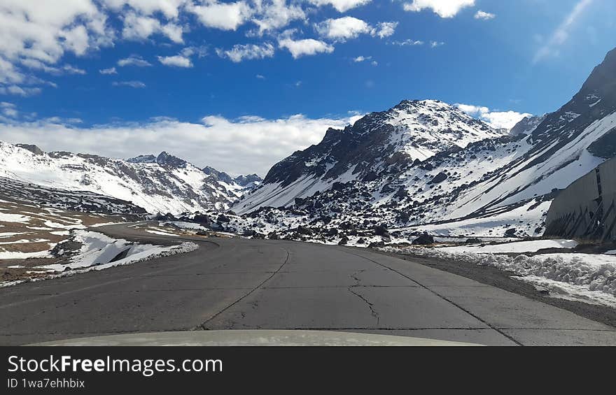 A cenic road with a beautifu montain