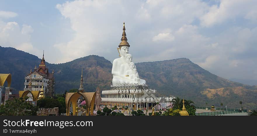 white Buddha statues in Wat Phra That Pha Sorn Kaew Temple