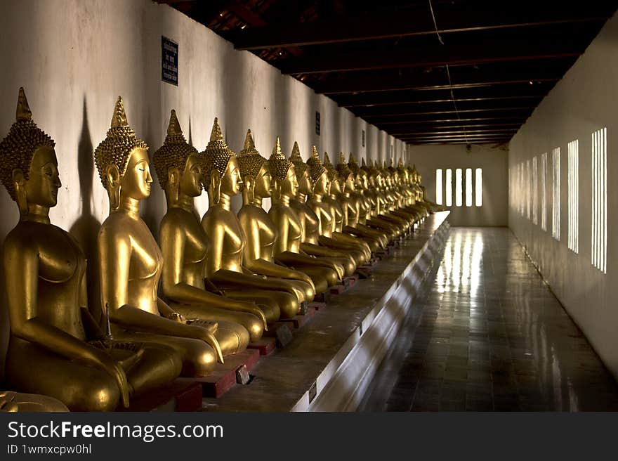 Gold buddha statues in Thailand temple