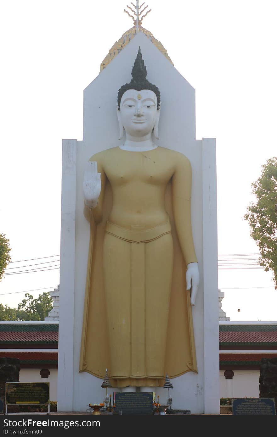 standing Buddha statue in Wat Phra Si Rattana Mahathat temple