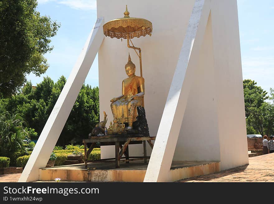 Golden Buddha sitting statue in Wat Phra Sri Rattana Mahathat