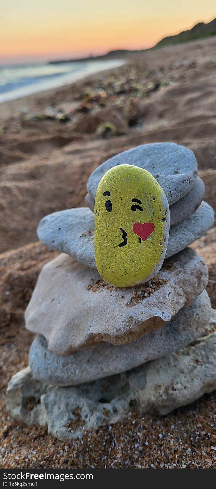 a painted pebble found at the edge of the beach... and don't hesitate to visit my portfolio