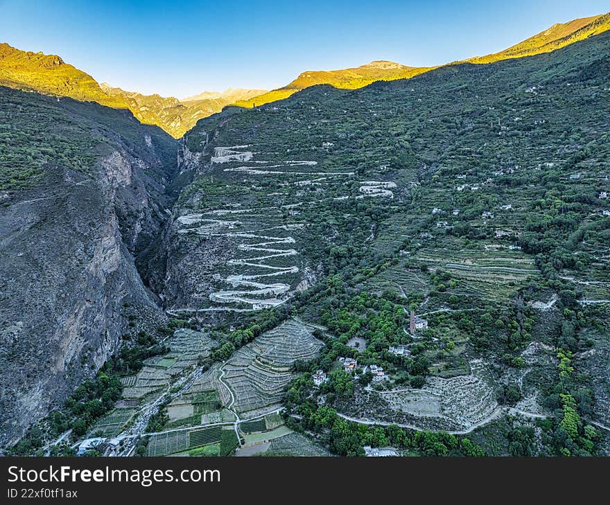 On October 8, 2025, on the banks of the Dadu River on National Highway 318 in Sichuan Province, Suopo Zangzhai is located in Molo