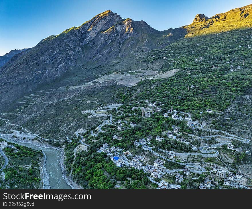 On October 8, 2025, on the banks of the Dadu River on National Highway 318 in Sichuan Province, Suopo Zangzhai is located in Molo