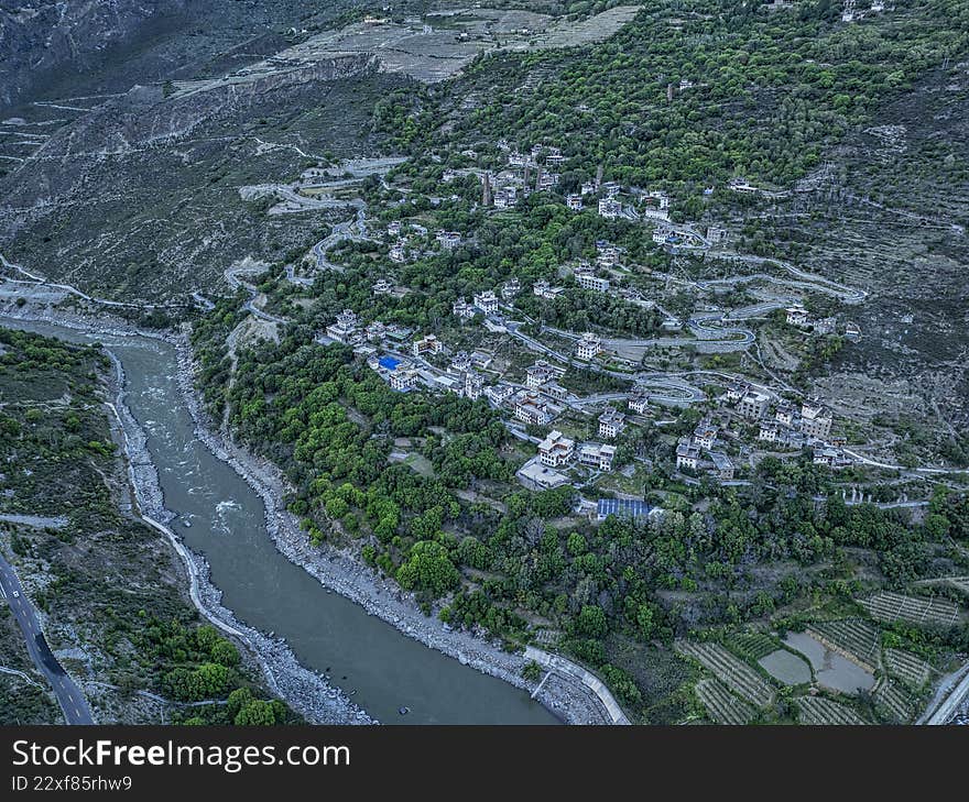 On October 8, 2025, on the banks of the Dadu River on National Highway 318 in Sichuan Province, Suopo Zangzhai is located in Molo