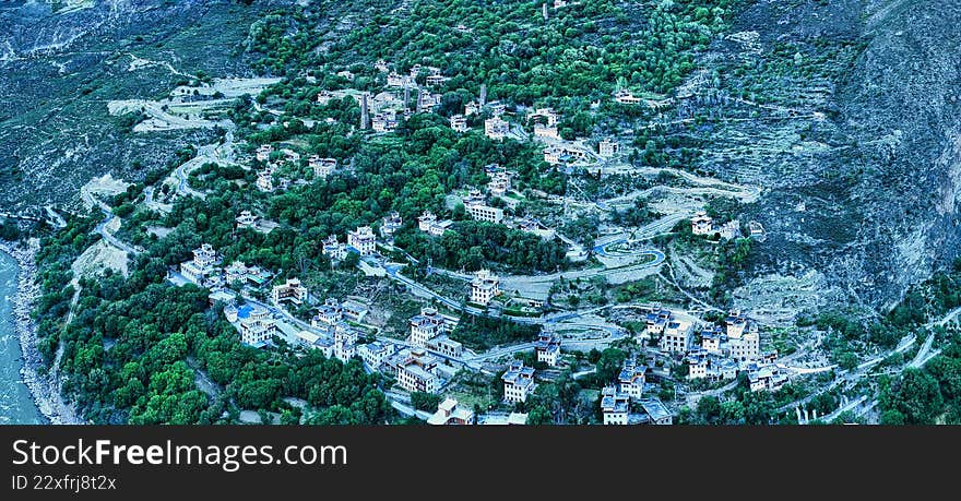 On October 8, 2025, on the banks of the Dadu River on National Highway 318 in Sichuan Province, Suopo Zangzhai is located in Molo