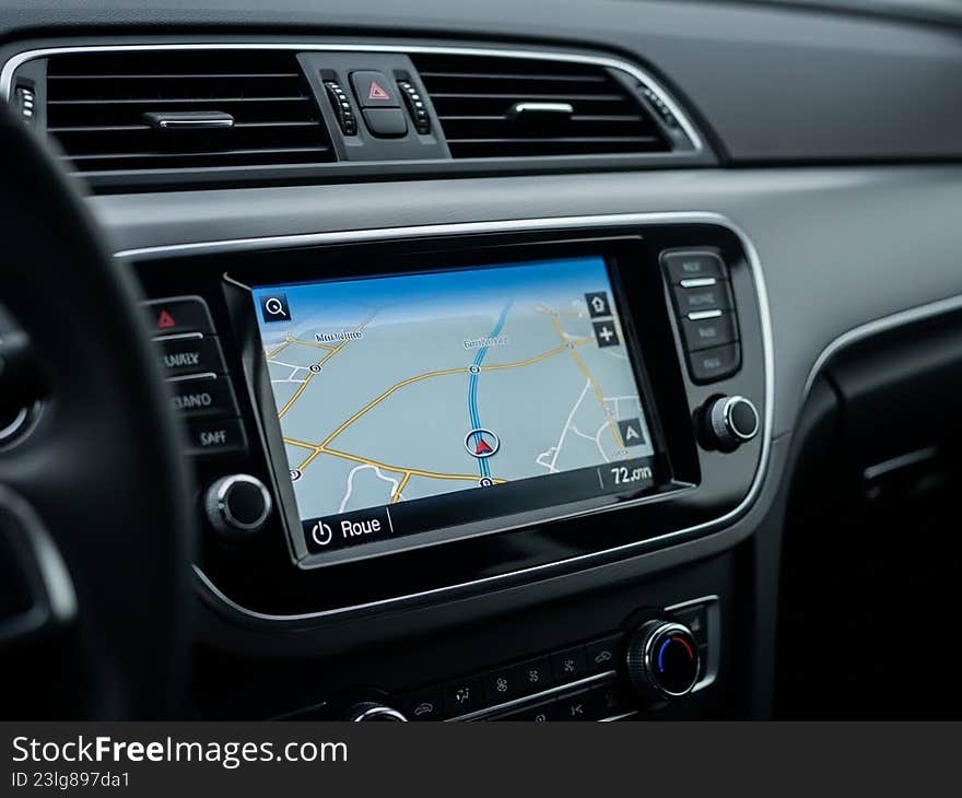 Car navigation system displaying map